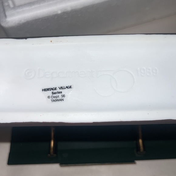 Department 56 / Heritage Village Collection /Victoria Station Train Platform - Picture 10 of 11